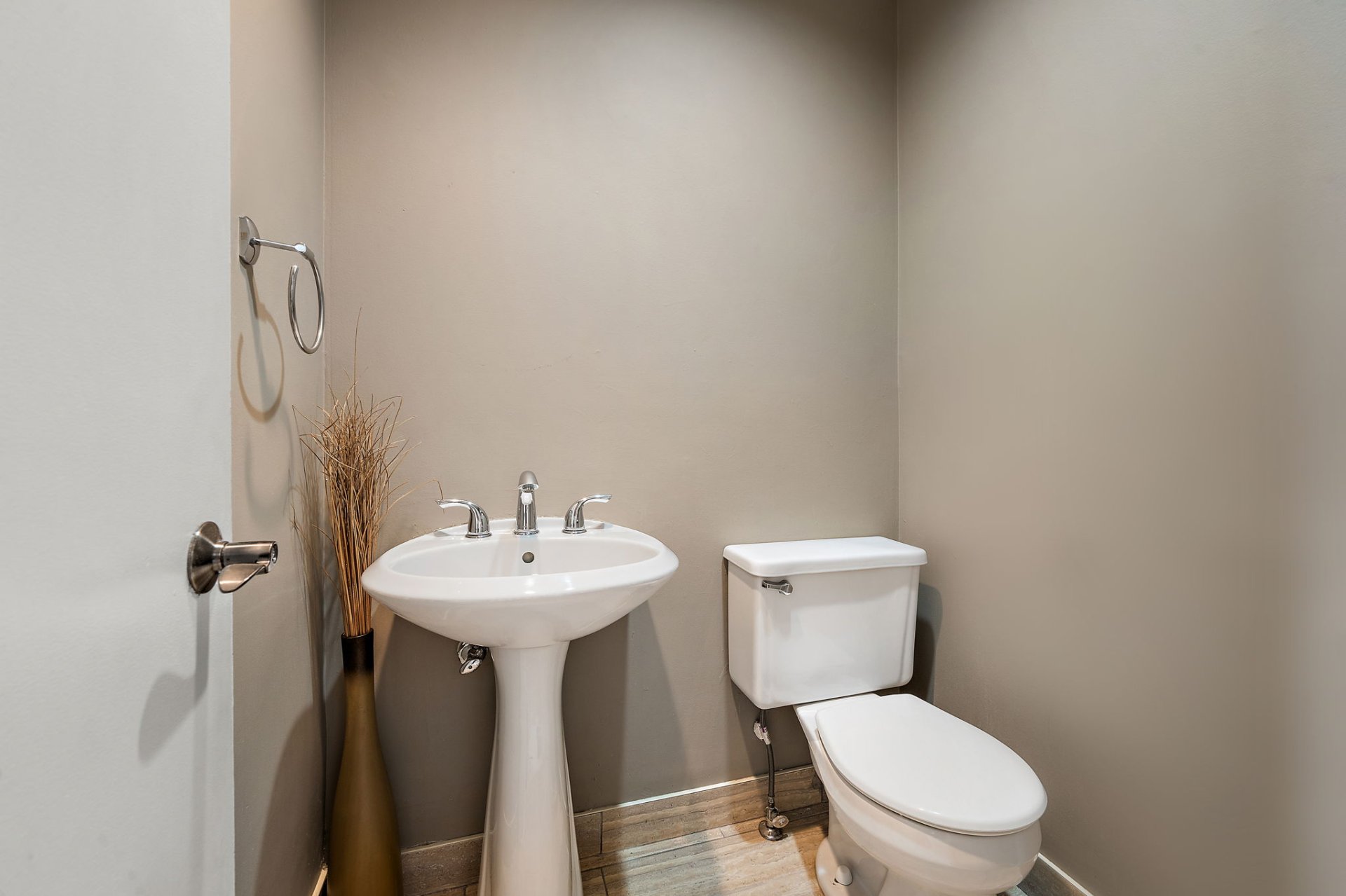 Ensuite bathroom in Montreal house 242 Rue Autumn