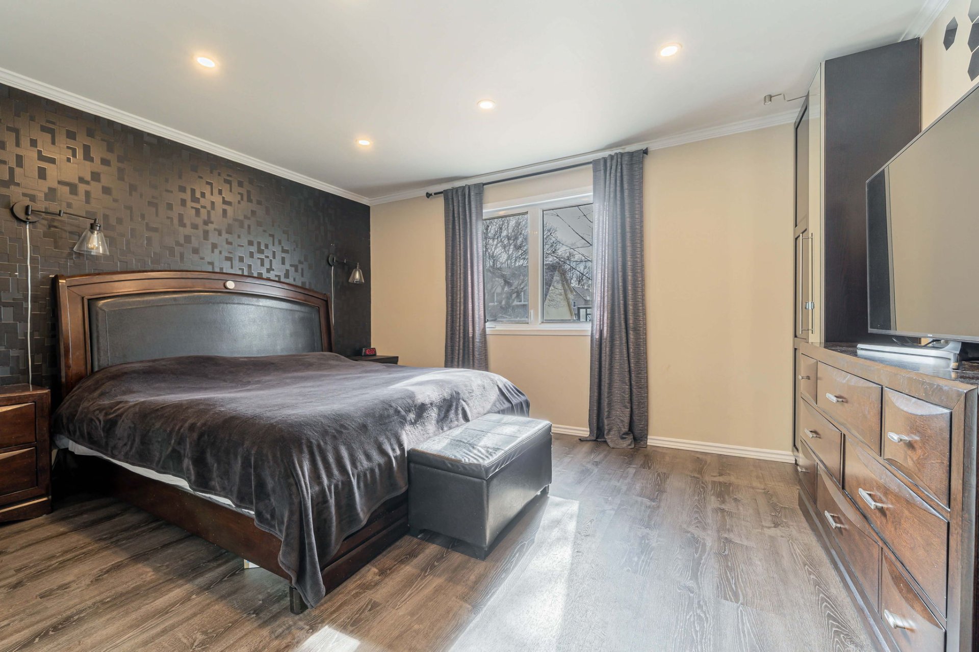 Third bedroom in Montreal property at 21 Rue Erinmore