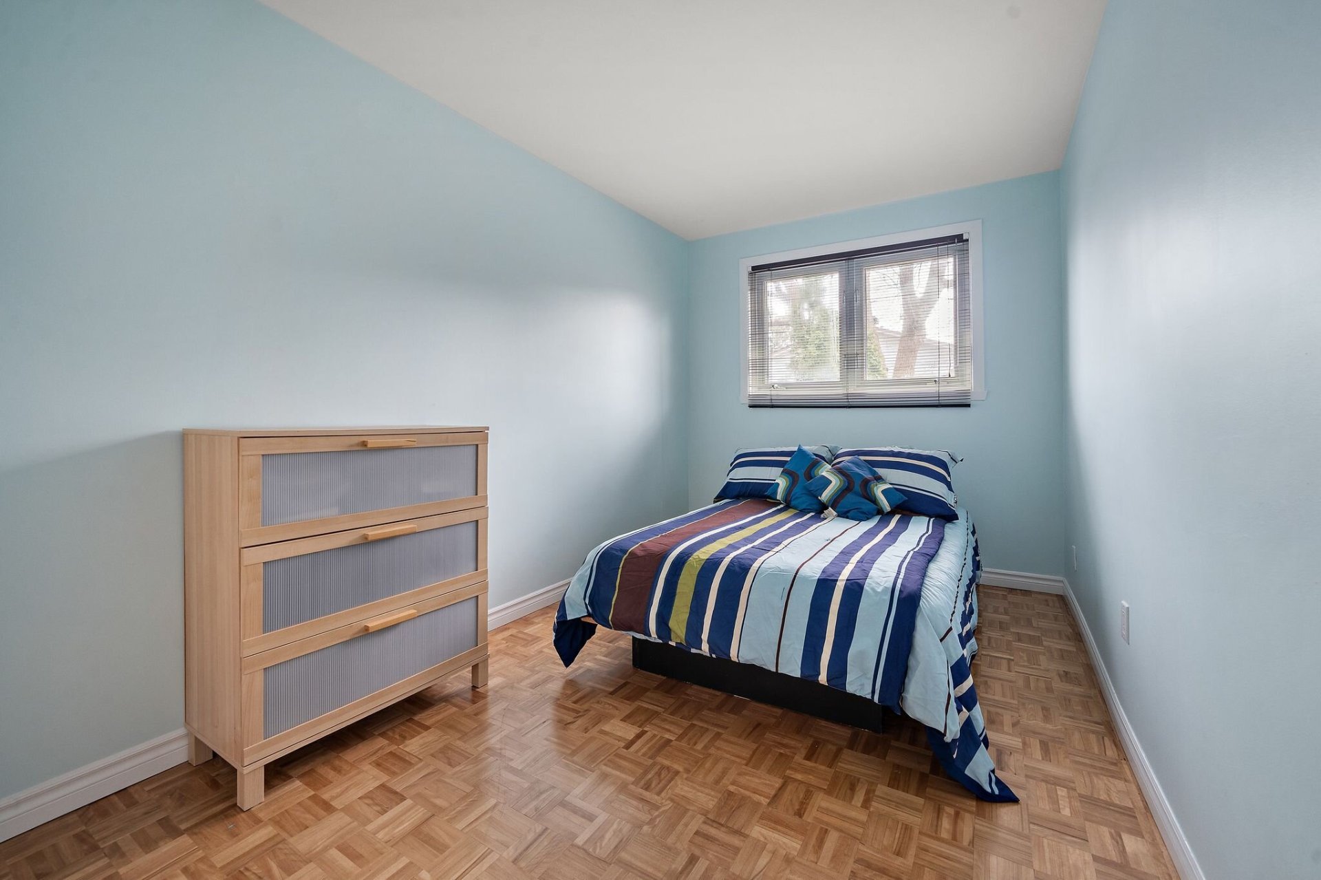 Home office space in Montreal property for sale 4916 Rue Lake