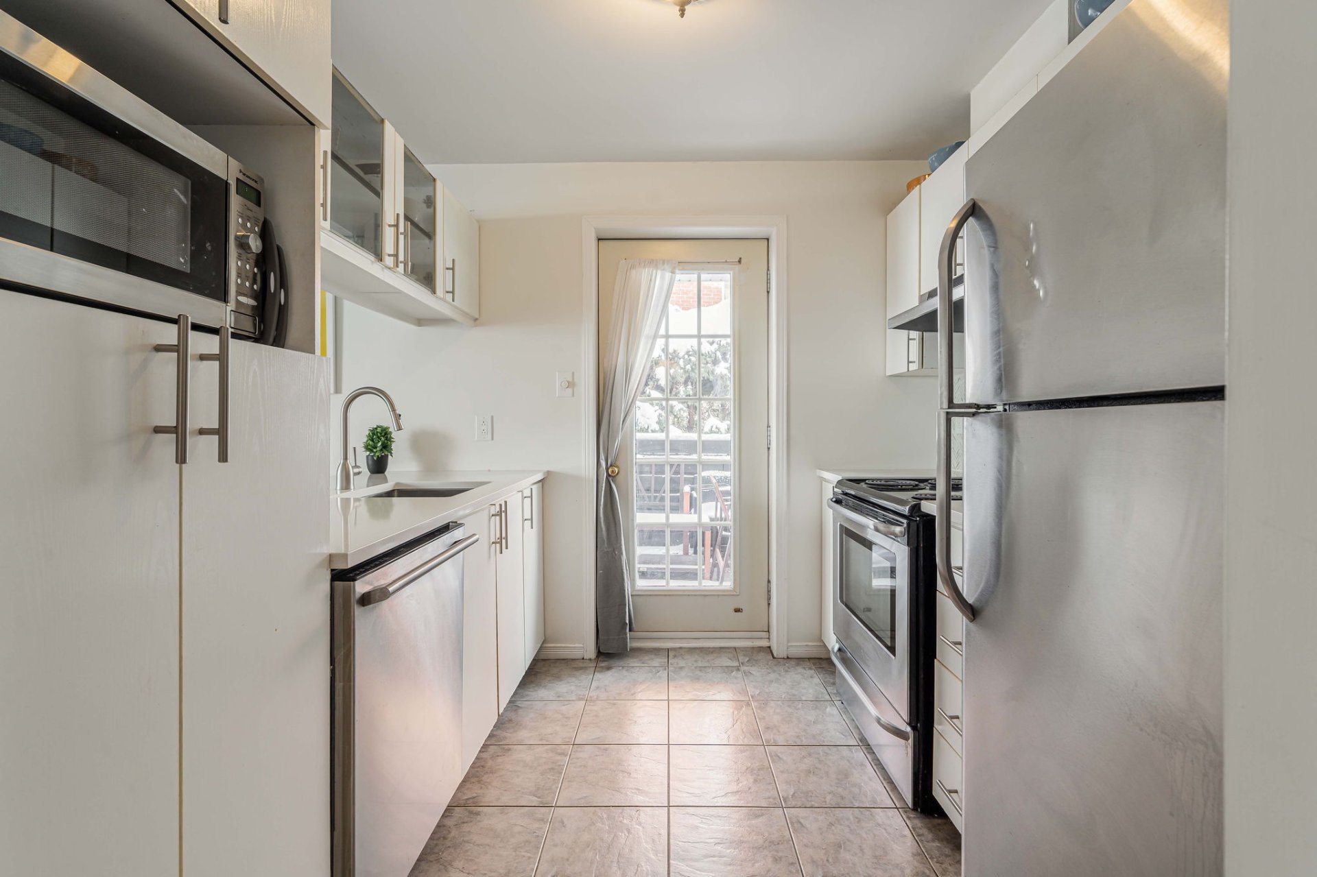 Full bathroom in Montreal house 122 Avenue de Balmoral
