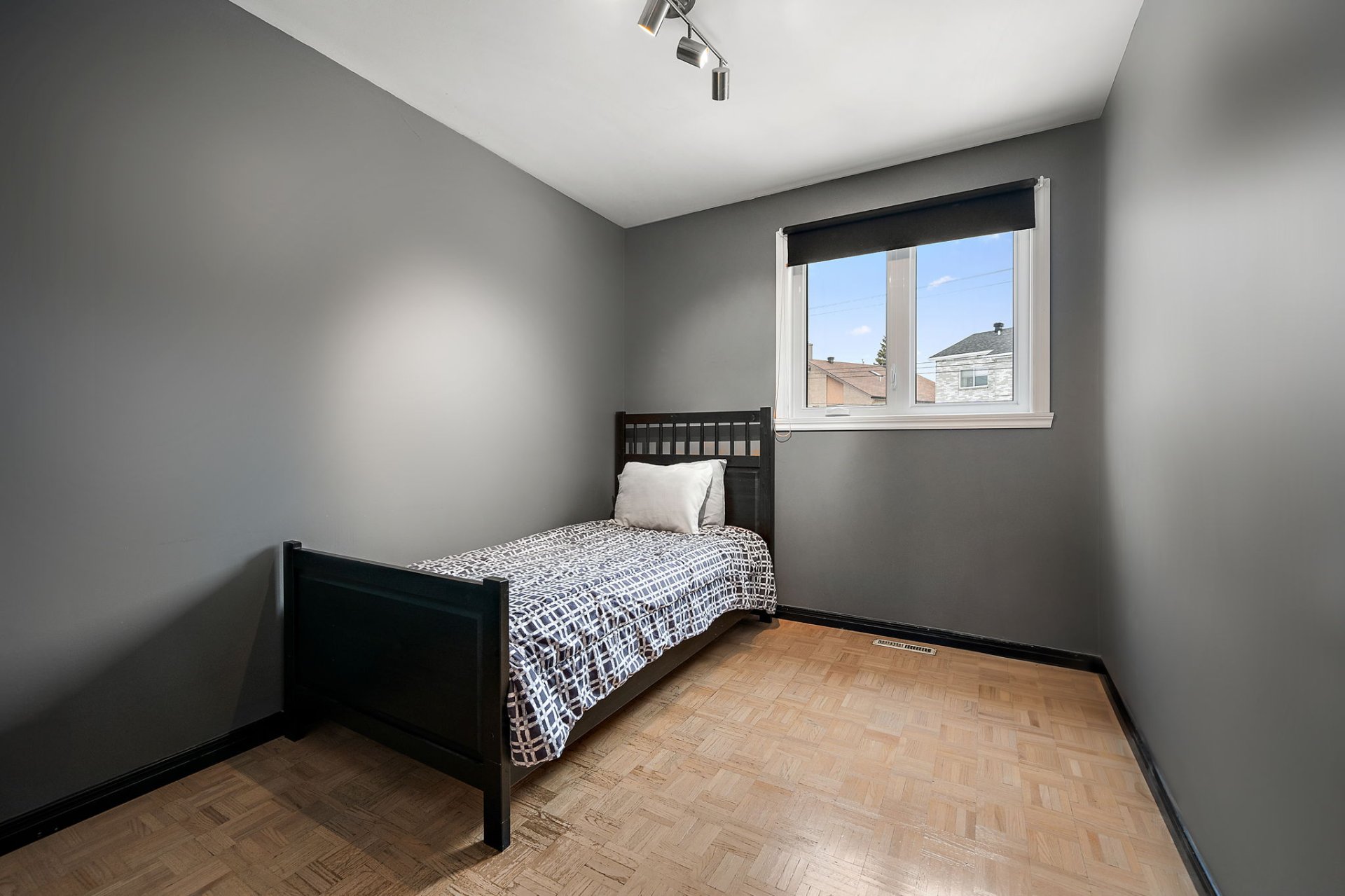 Full bathroom in 242 Rue Autumn Montreal home for sale