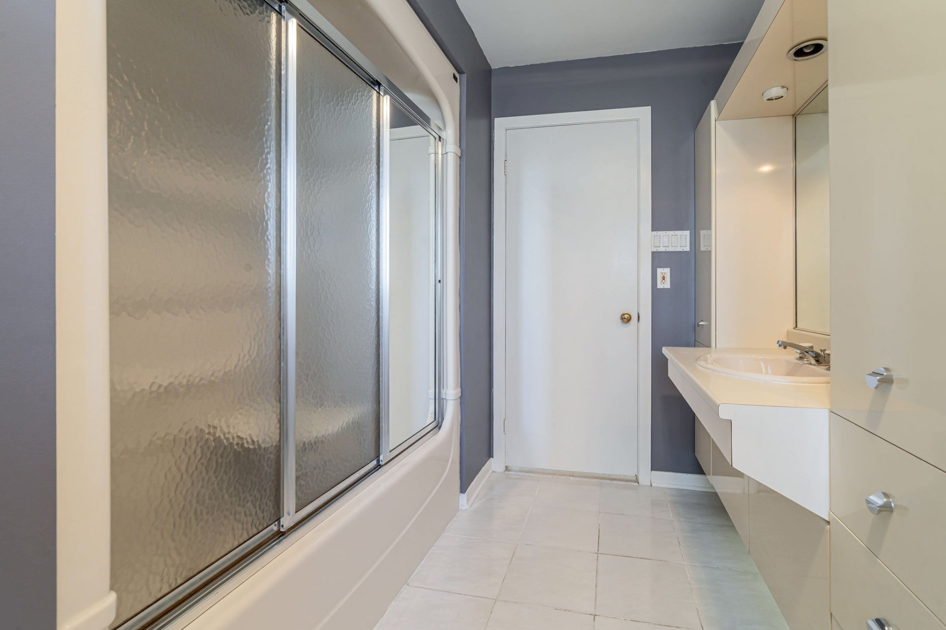 Full bathroom in Montreal home for sale 915 Boulevard de Chateauneuf
