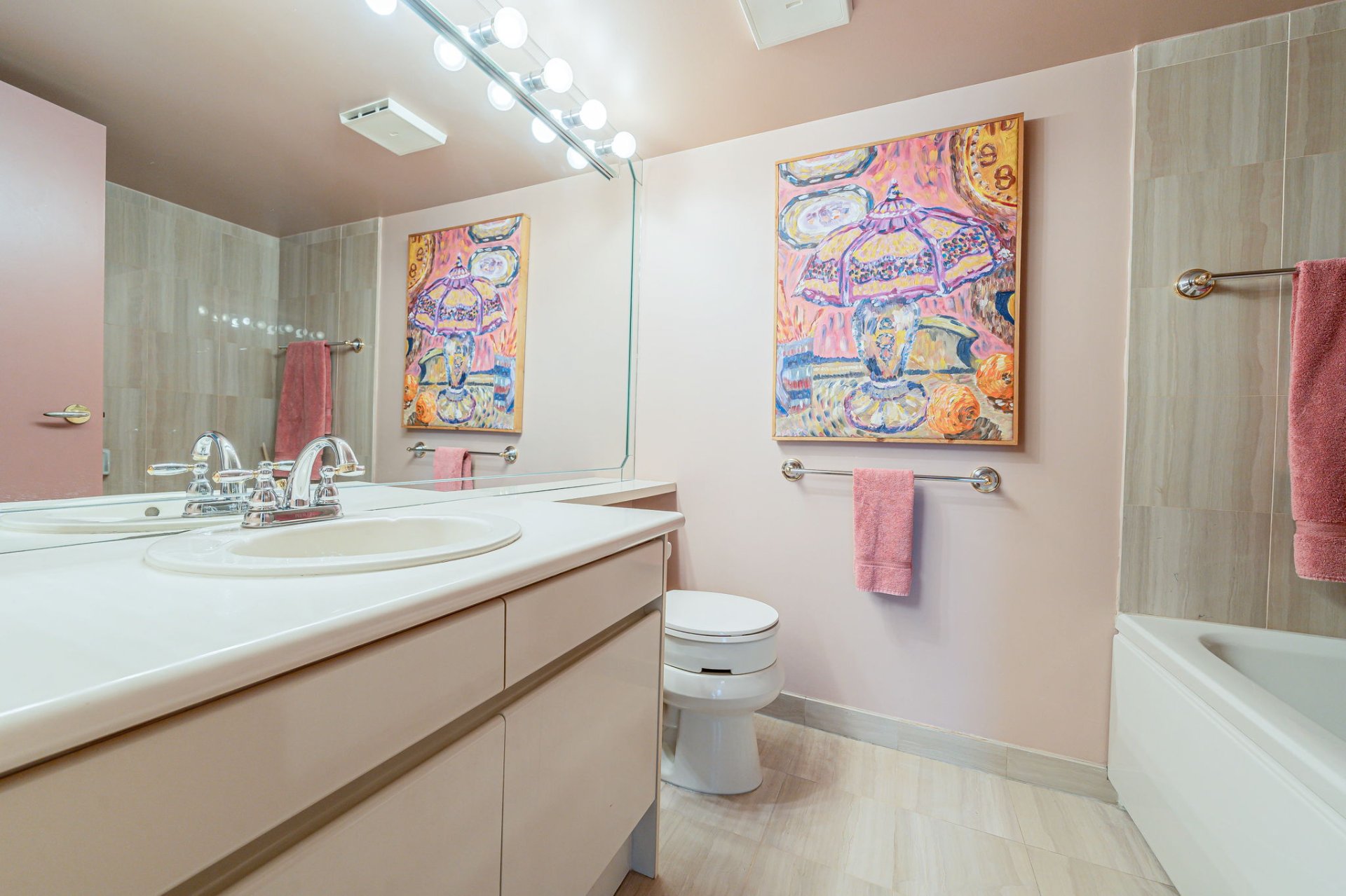 Laundry area in 6565 Ch. Collins Montreal property