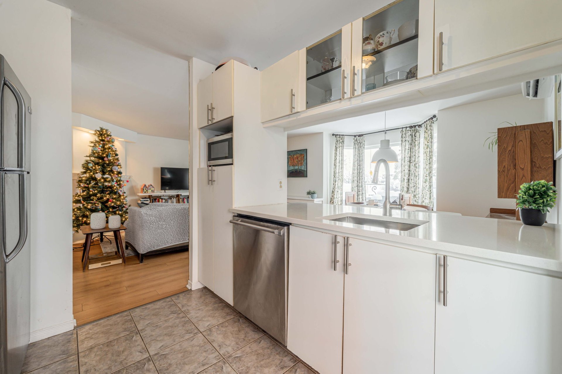 Family room in Montreal home 122 Avenue de Balmoral