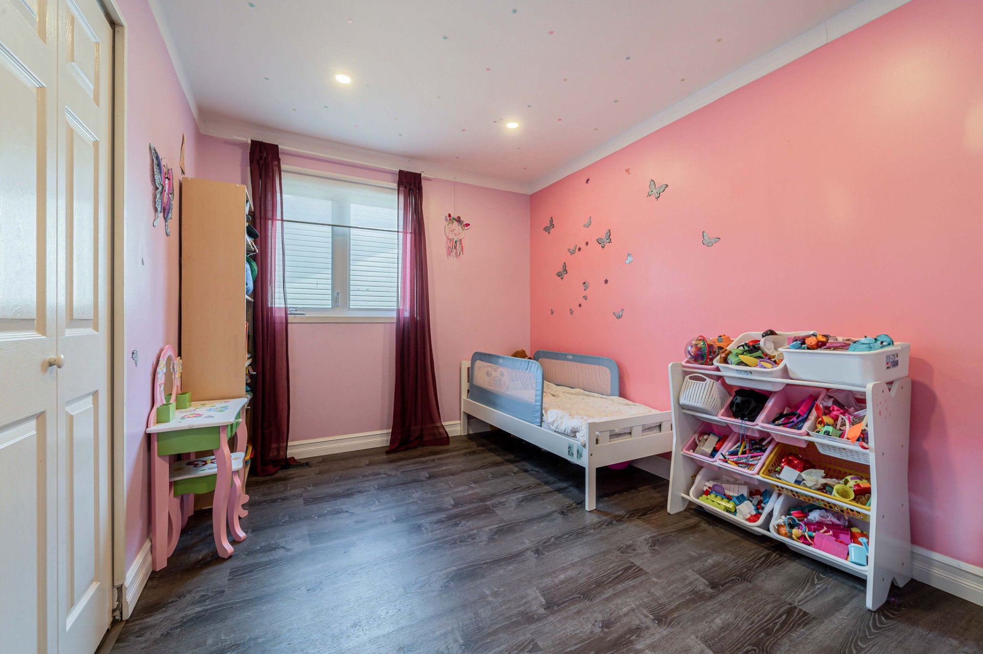 Family room in Montreal home for sale 21 Rue Erinmore