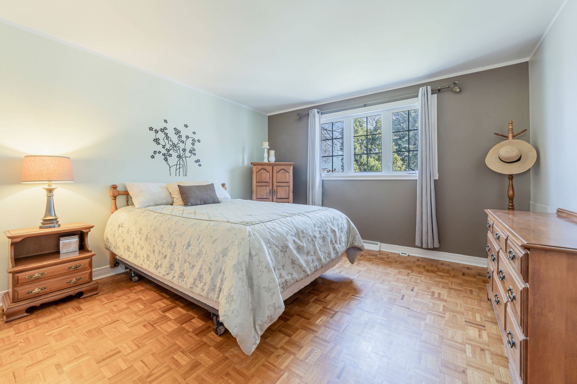 Family room in Montreal home 915 Boulevard de Chateauneuf