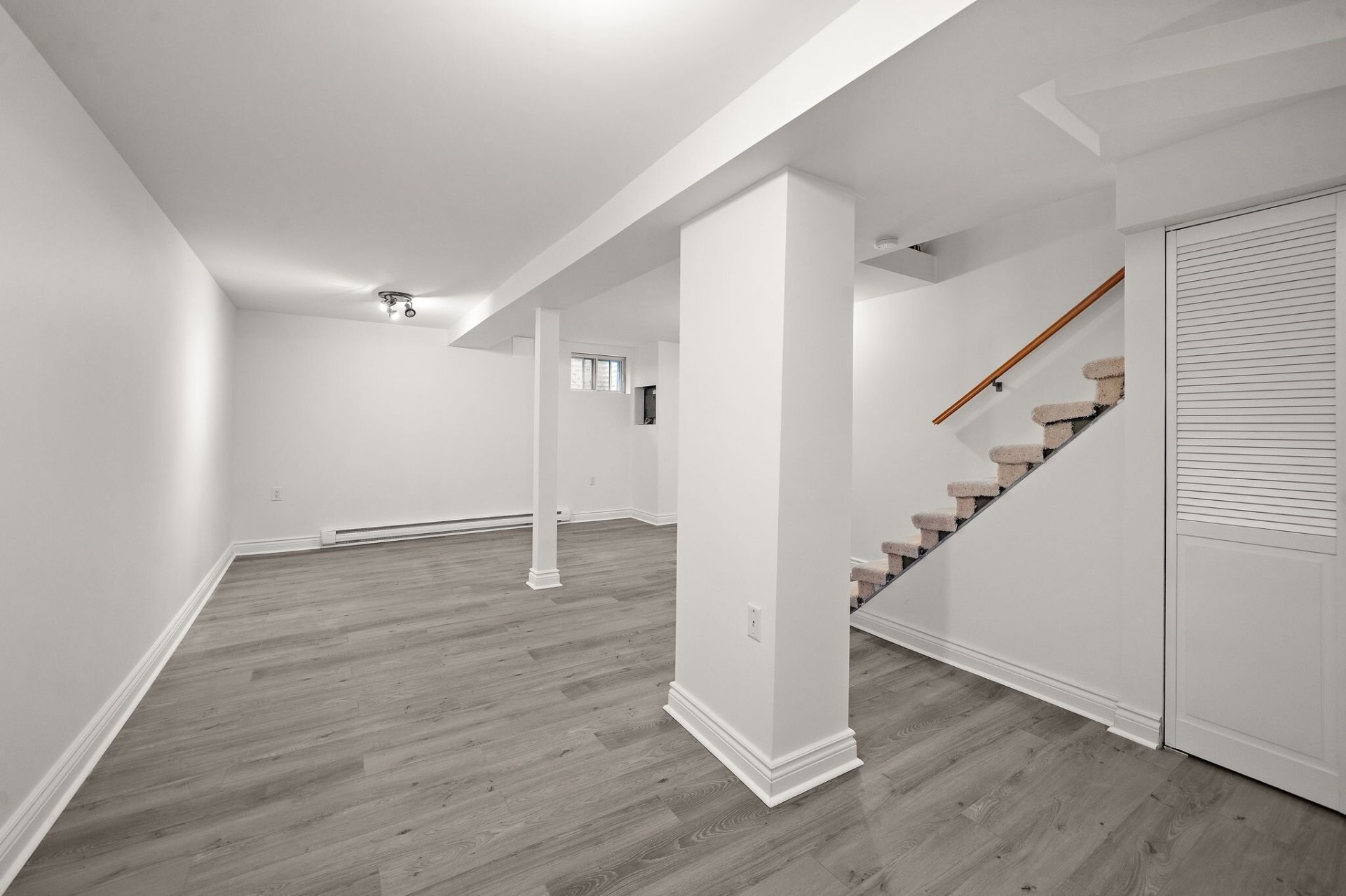 Garage at 4916 Rue Lake Montreal real estate listing