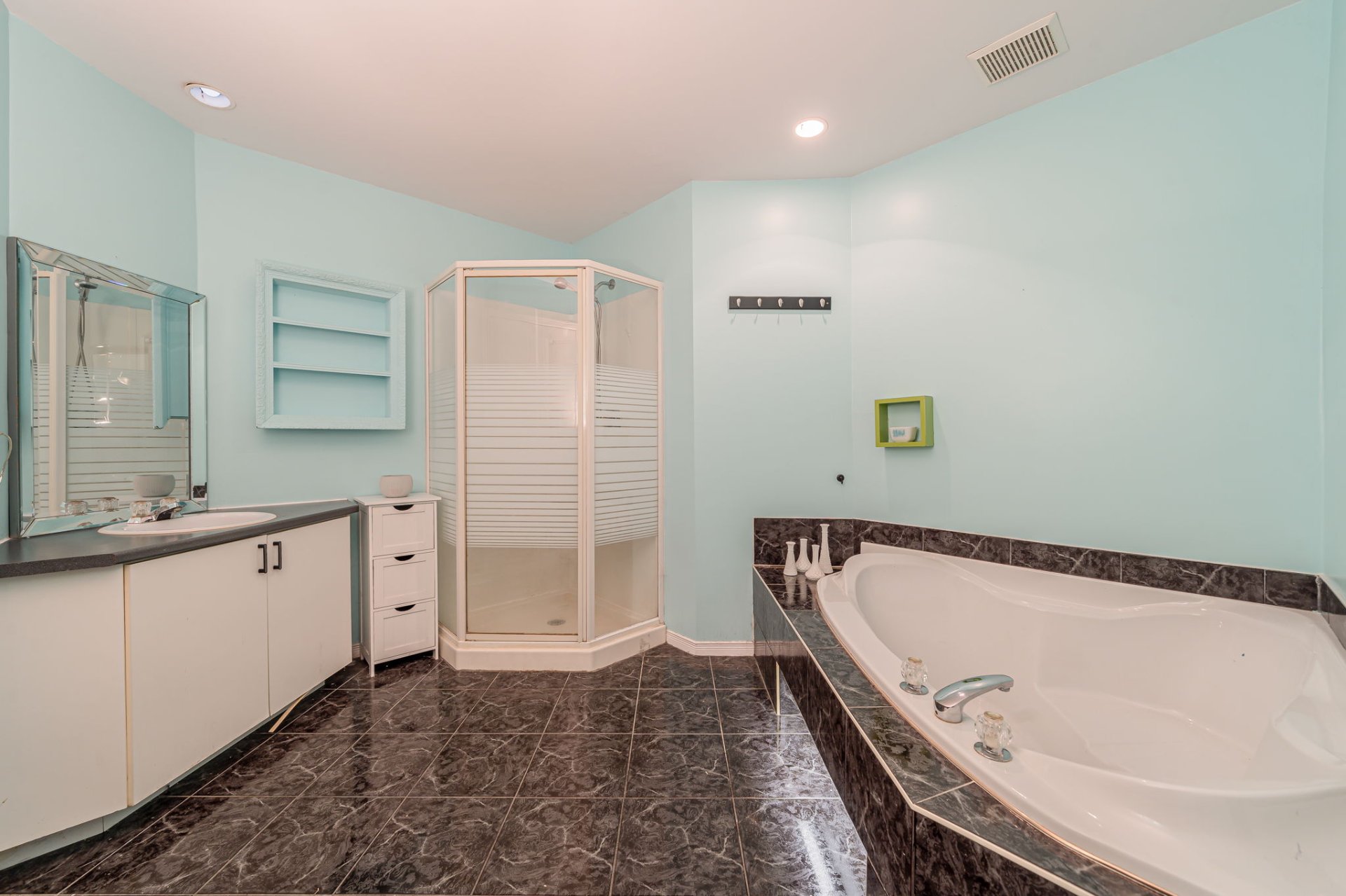 Spacious backyard at Montreal property 122 Avenue de Balmoral