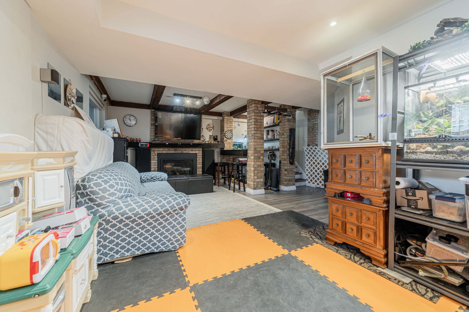 Outdoor patio in 21 Rue Erinmore Montreal home