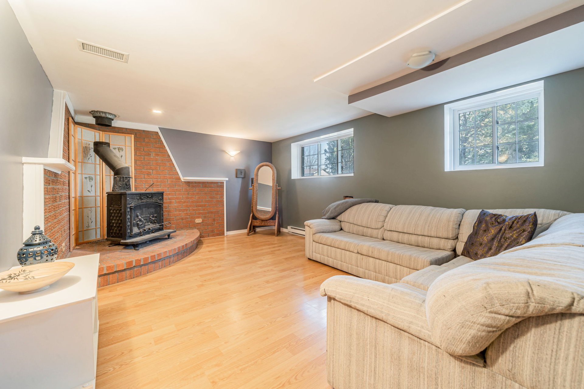 Outdoor patio in 915 Boulevard de Chateauneuf Montreal real estate