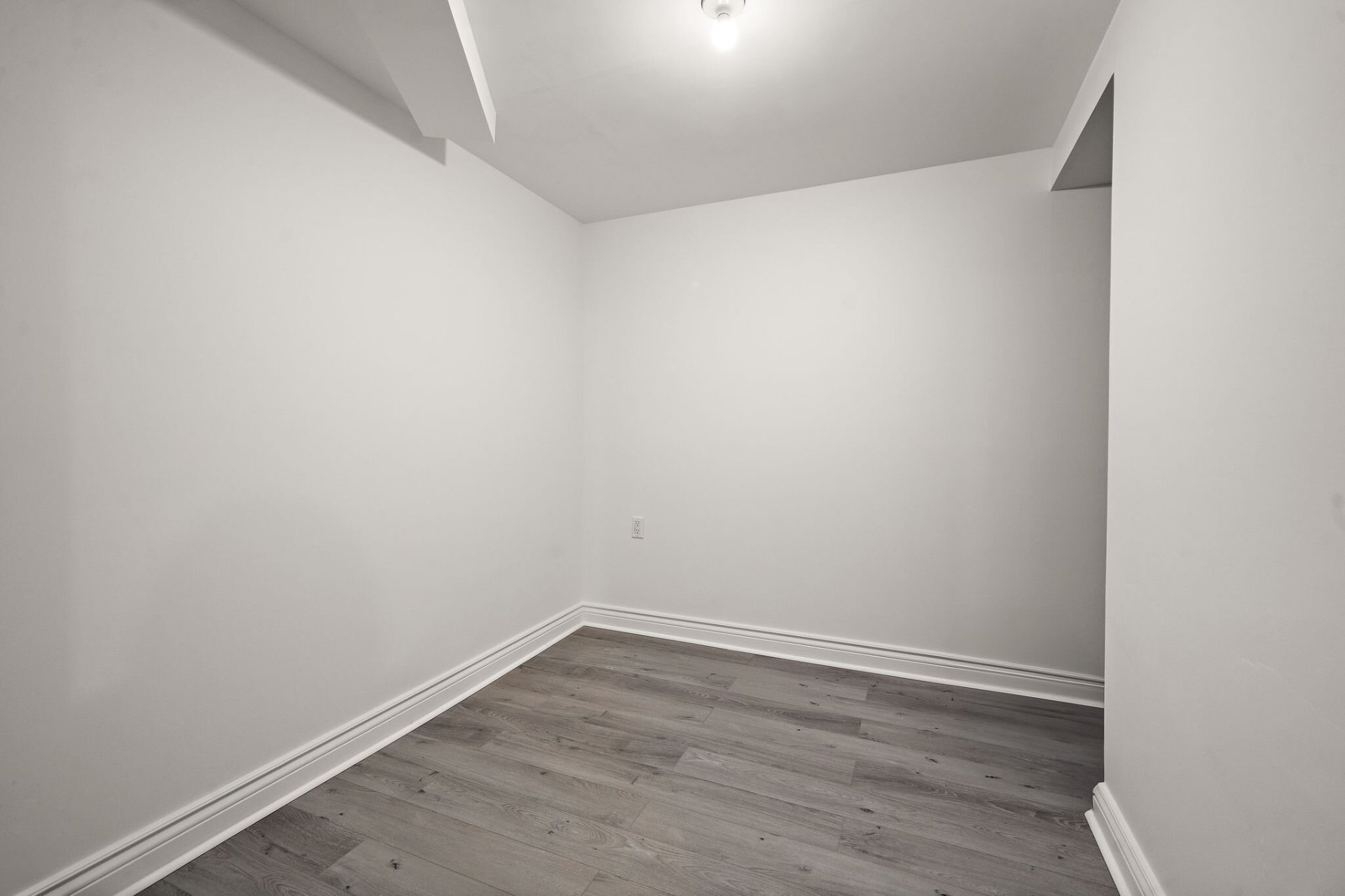 Nearby park near Montreal home for sale 4916 Rue Lake