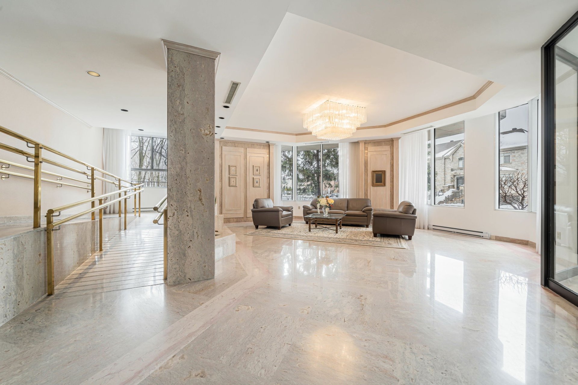 Front exterior of 6565 Ch. Collins Montreal condo unit 207