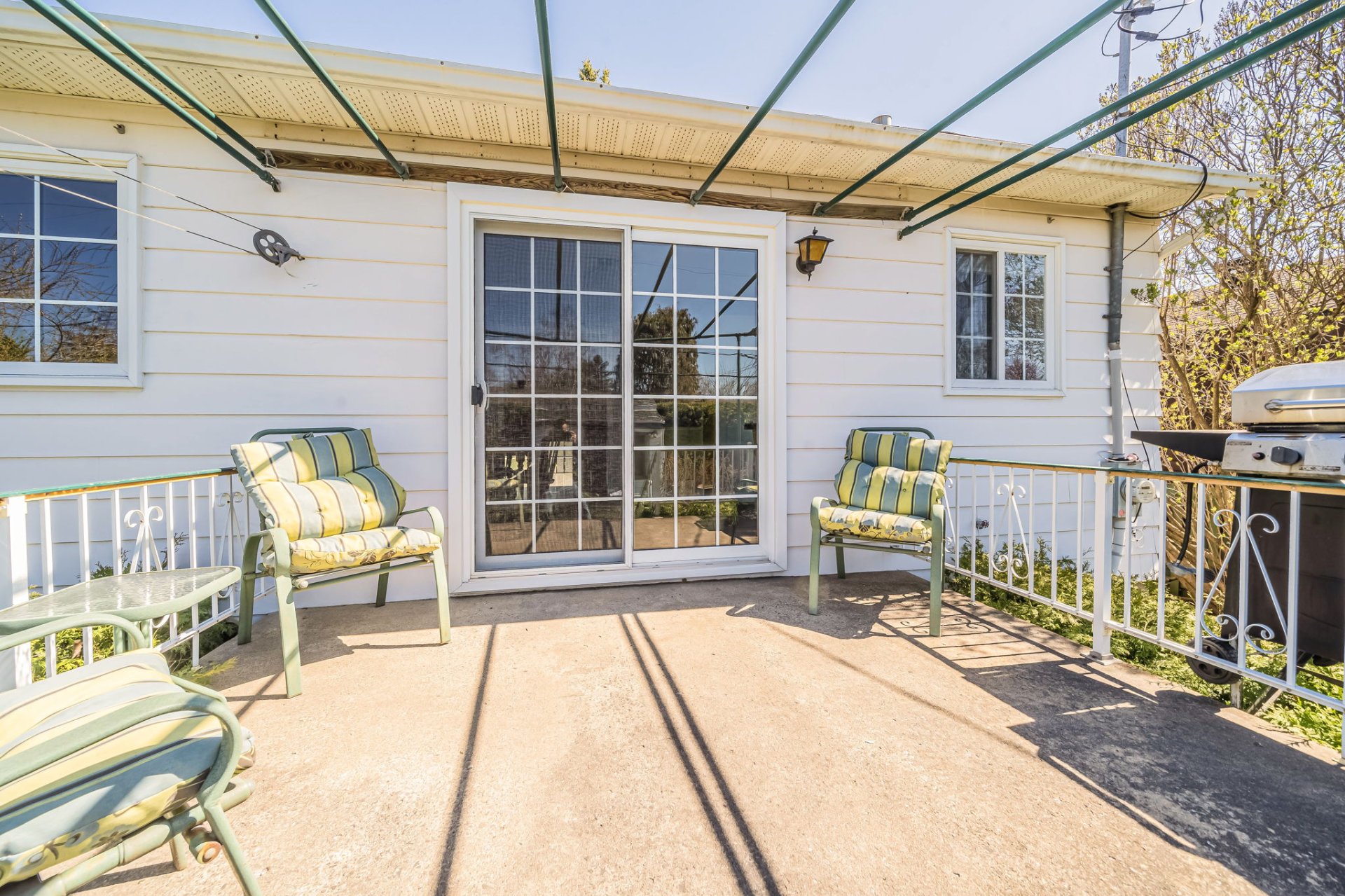 Street view of Montreal home for sale at 915 Boulevard de Chateauneuf by Chai Tadmor and Ronit Ziegler