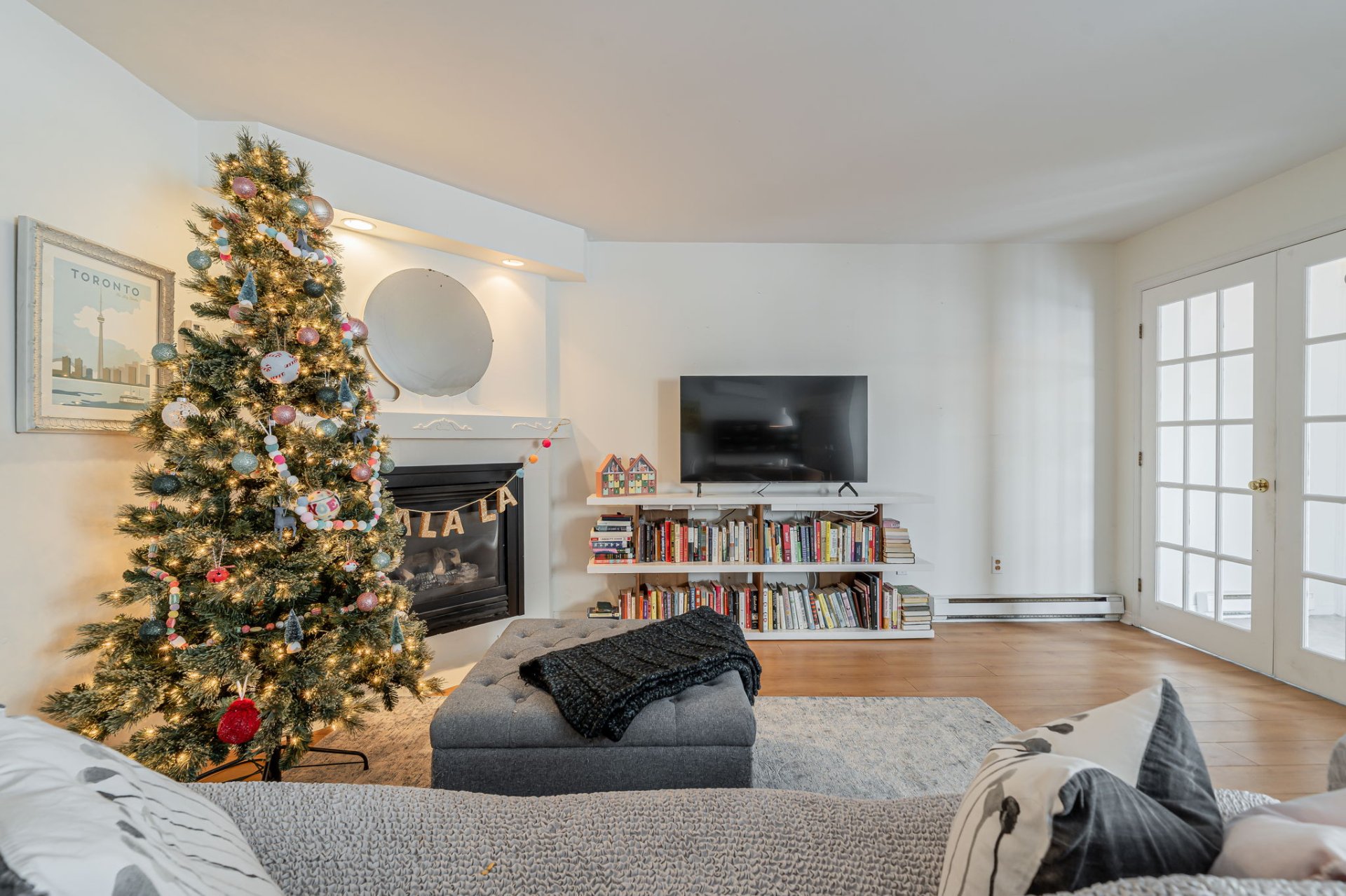 Covered entryway at Montreal home 122 Avenue de Balmoral