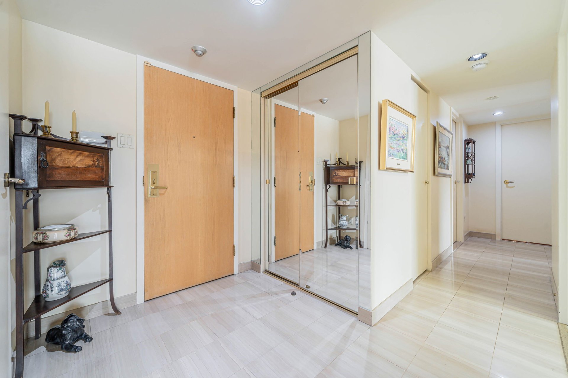 Open-concept living and dining area at Montreal condo 6565 Ch. Collins unit 207