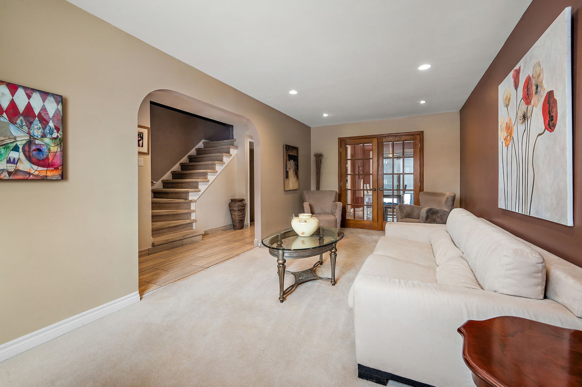 Dining area in Montreal home for sale at 242 Rue Autumn