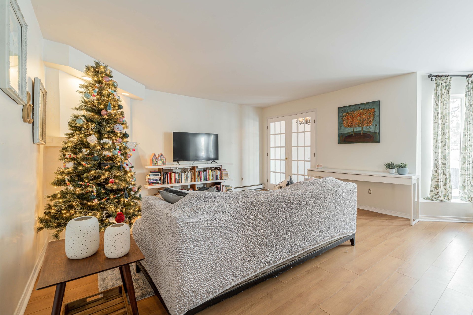 Modern kitchen in 122 Avenue de Balmoral Montreal home