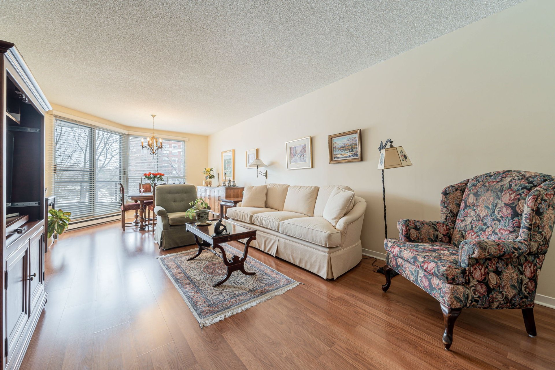 Modern kitchen in 6565 Ch. Collins Montreal condo