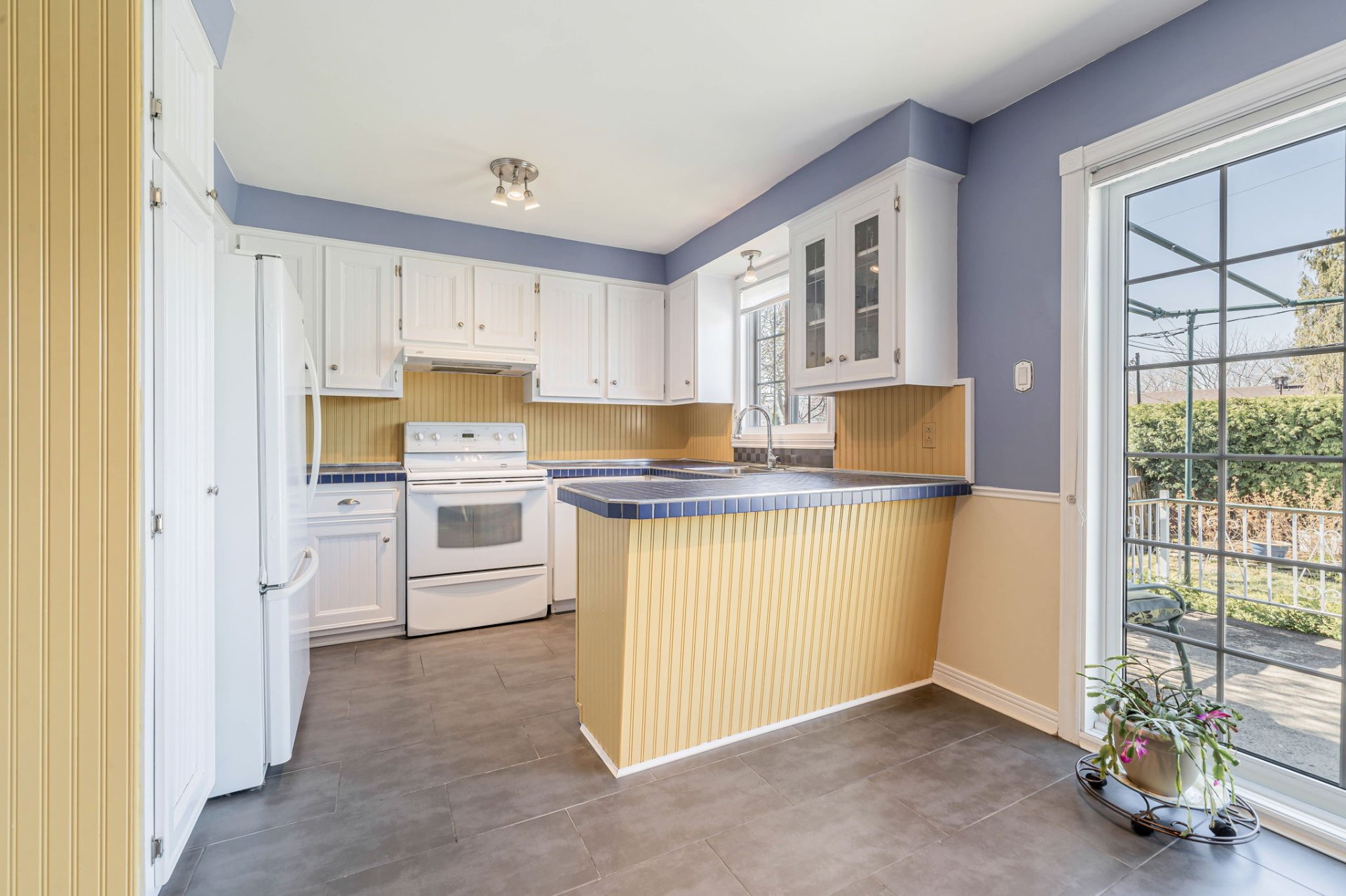 Modern kitchen in 915 Boulevard de Chateauneuf Montreal house