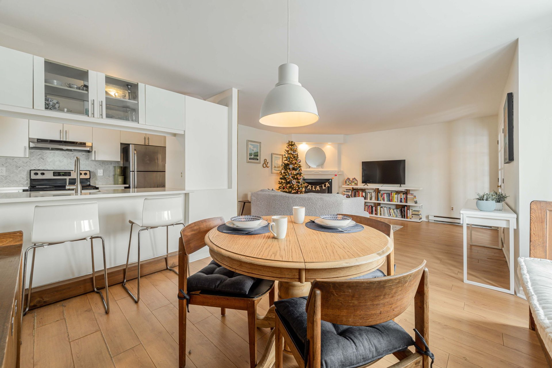 Kitchen with island in Montreal real estate 122 Avenue de Balmoral