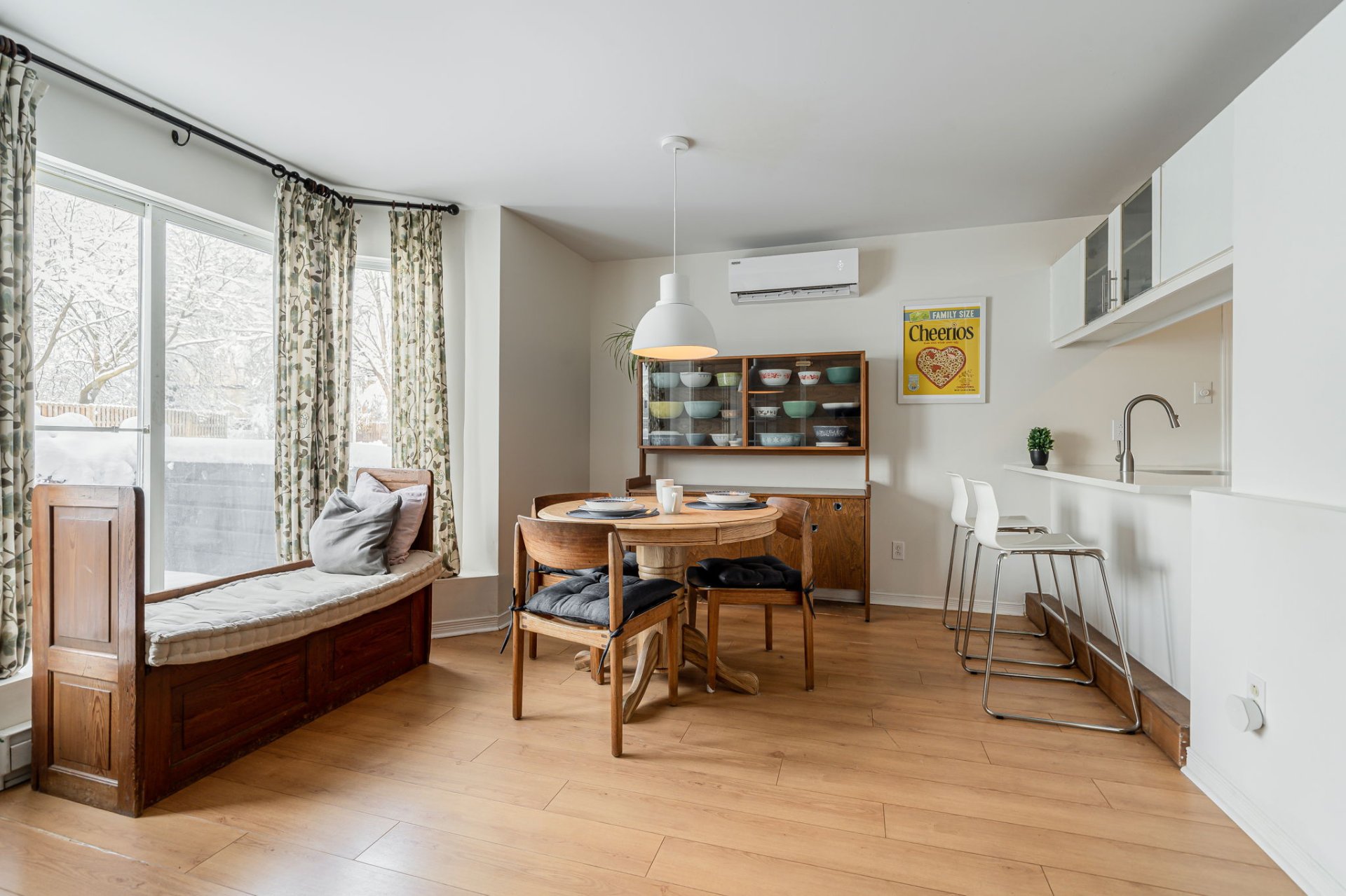 Primary bedroom in Montreal home for sale 122 Avenue de Balmoral